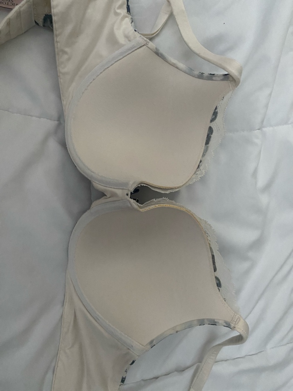 Victoria Secret laced details bra - Picture 4 of 4